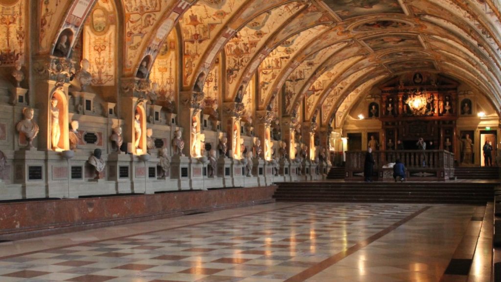 16 Innsbruck bezienswaardigheden die je niet mag missen | Oostenrijk Antiquarium in de Residenz - Munchen