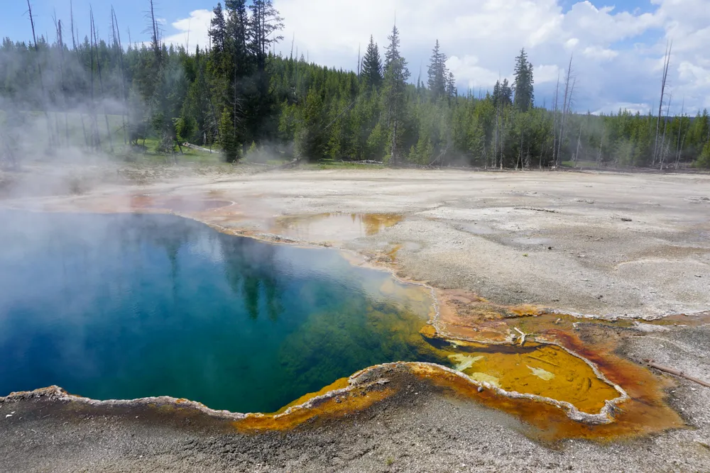 Yellowstone National Park: geisers & hot springs | Reisverslag Amerika 2019 | Amerika 2019 West Thumb Geyser Basin in Yellowstone