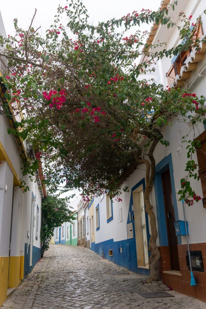 De 12 leukste stadjes en dorpjes in de Algarve | Portugal Smalle straten in Ferragudo - Algarve