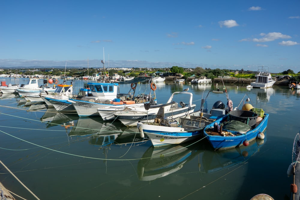 De 12 leukste stadjes en dorpjes in de Algarve | Portugal Vissersboten in Fuseta