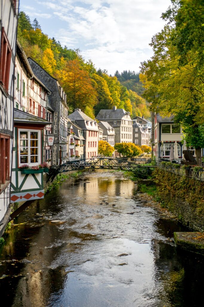 De 24 mooiste plekken in Duitsland voor op je bucket list | Reisinspiratie, Duitsland Monschau in Duitsland - foto via Unsplash