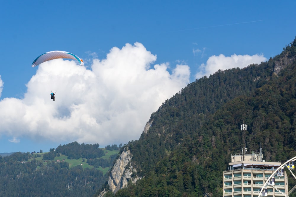 14 leuke Interlaken bezienswaardigheden & praktische tips | Zwitserland Paragliding in Interlaken