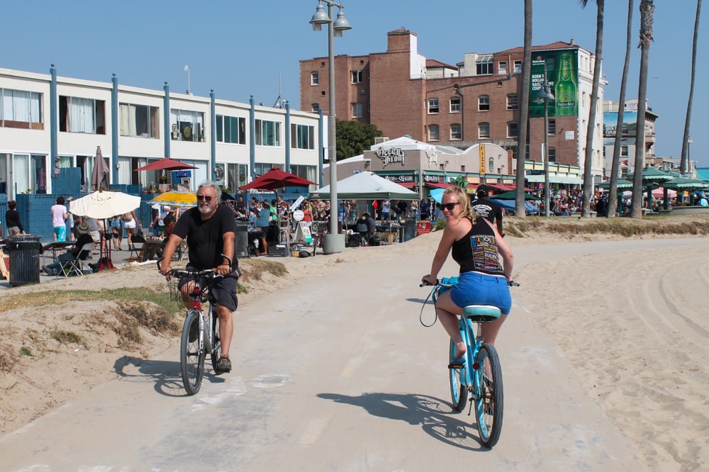 De 8 leukste wijken in Los Angeles (en deze kun je beter vermijden) | Amerika, Zuidwesten Fietsen op Venice Beach in Los Angeles