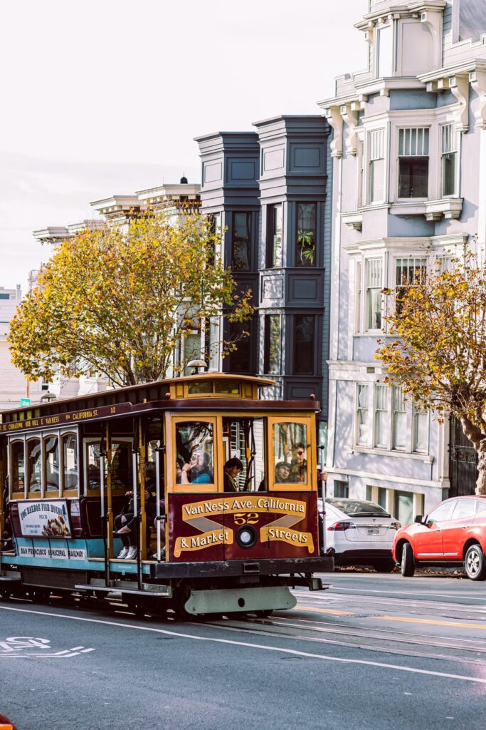 De 10 leukste wijken in San Francisco (en deze kun je beter vermijden) | Amerika, Zuidwesten Iconische tram in Nob Hill San Francisco - via Unsplash