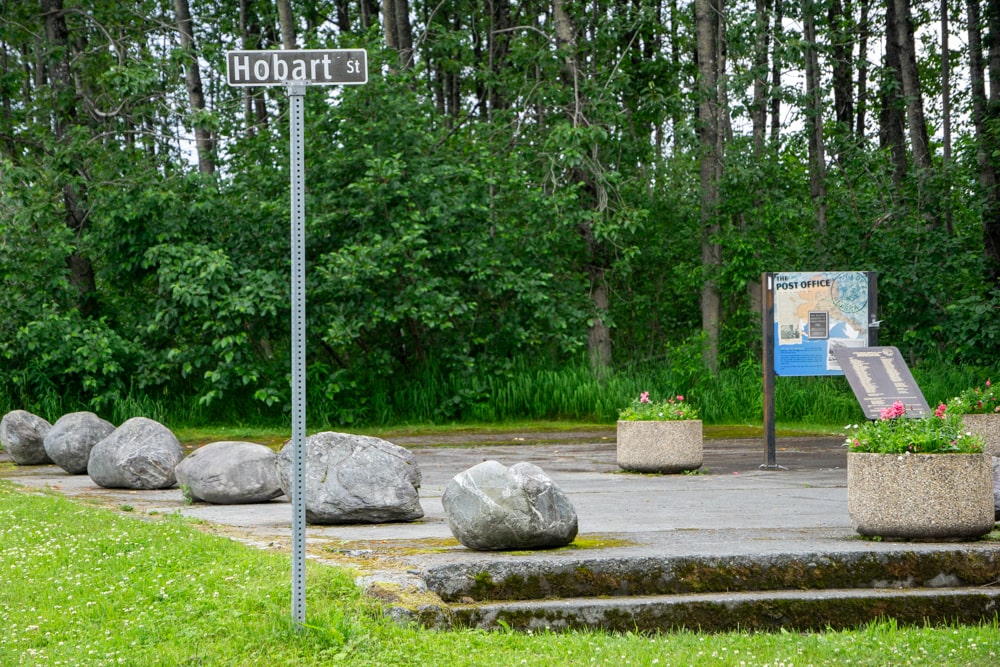 De eerste beer in Alaska! - Reisverslag Canada & Amerika #5 | Canada en Amerika 2024 Old Town Valdez - Post Office