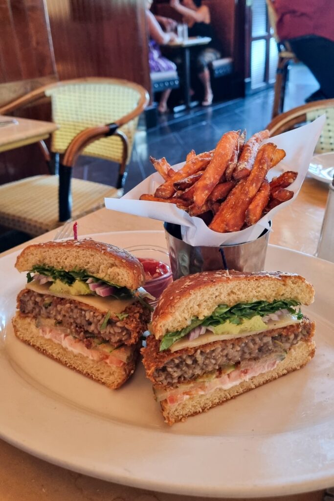 Lekkere vegaburger bij de Cheesecake Factory in Seattle