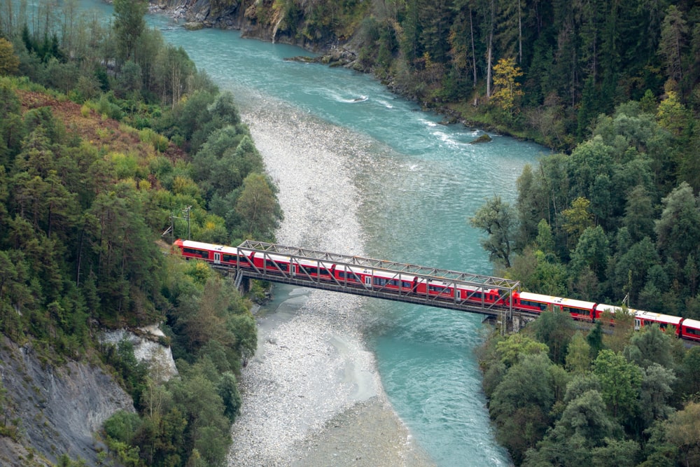 Backpacken in Zwitserland: zo plan je een betaalbare reis | Zwitserland Zwitserse trein in de Rijnkloof