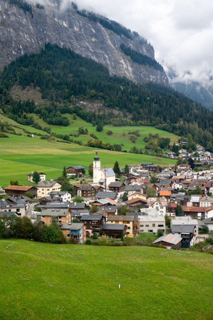 Backpacken in Zwitserland: zo plan je een betaalbare reis | Zwitserland Flims bij skigebied Laax