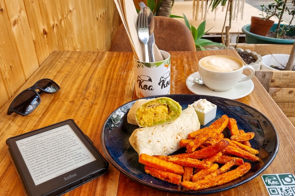 Op surfcamp in Portugal: mijn ervaring met Gota Dagua | Portugal Relaxte lunch bij KOA