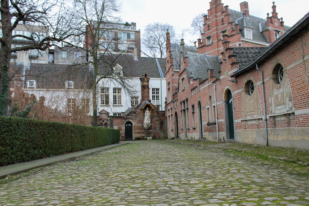 Antwerpen vs Brussel: wat is de leukste stad voor een stedentrip? | België Begijnhof in Antwerpen