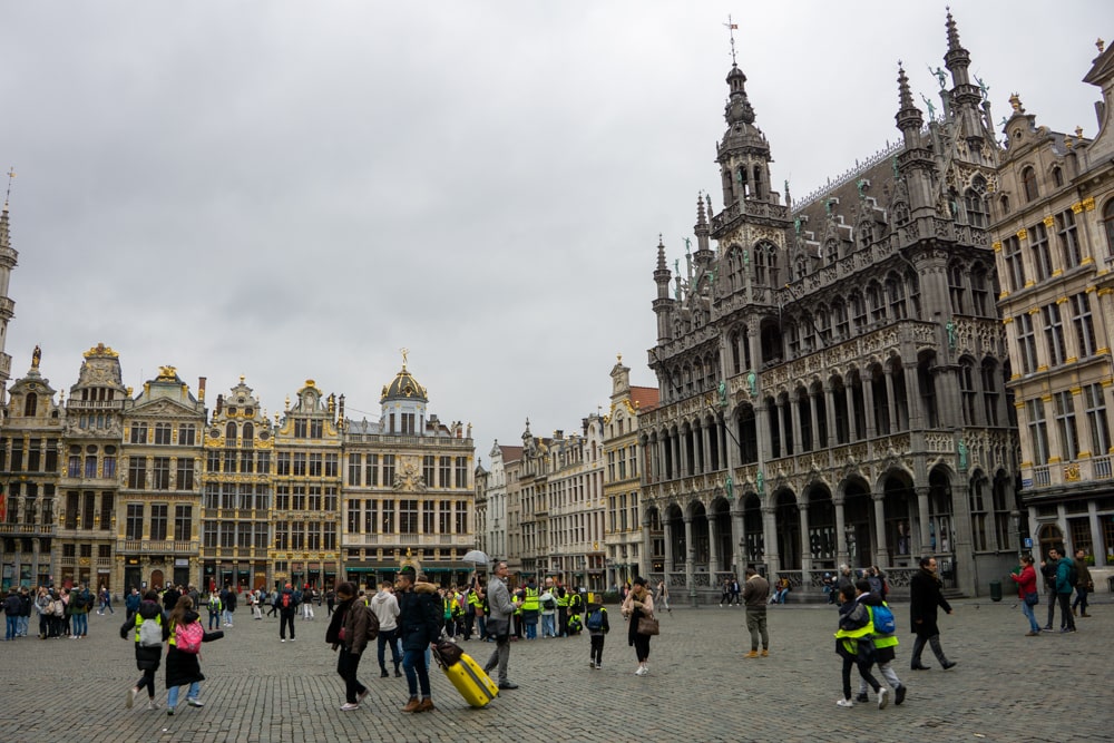 Antwerpen vs Brussel: wat is de leukste stad voor een stedentrip? | België Drukte op de Grote Markt in Brussel