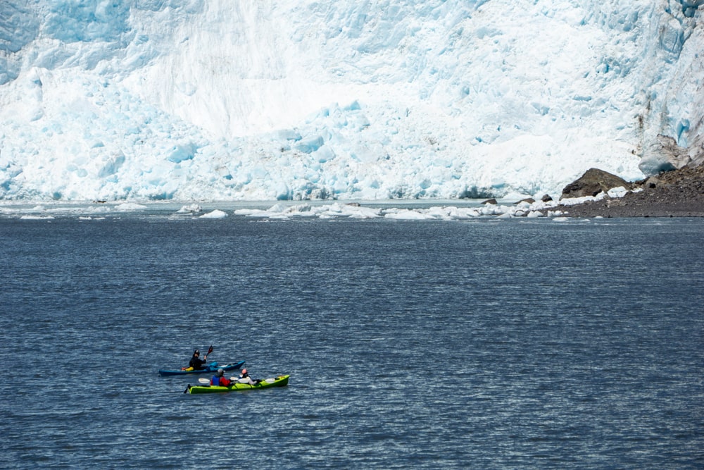 Ontdek Kenai Fjords National Park: een van de mooiste plekken in Alaska | Alaska, Amerika Kayakkers voor een gletsjer in Kenai Fjords National Park