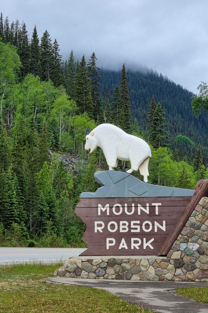 Bord van Mount Robson Park aan de Yellowhead Highway