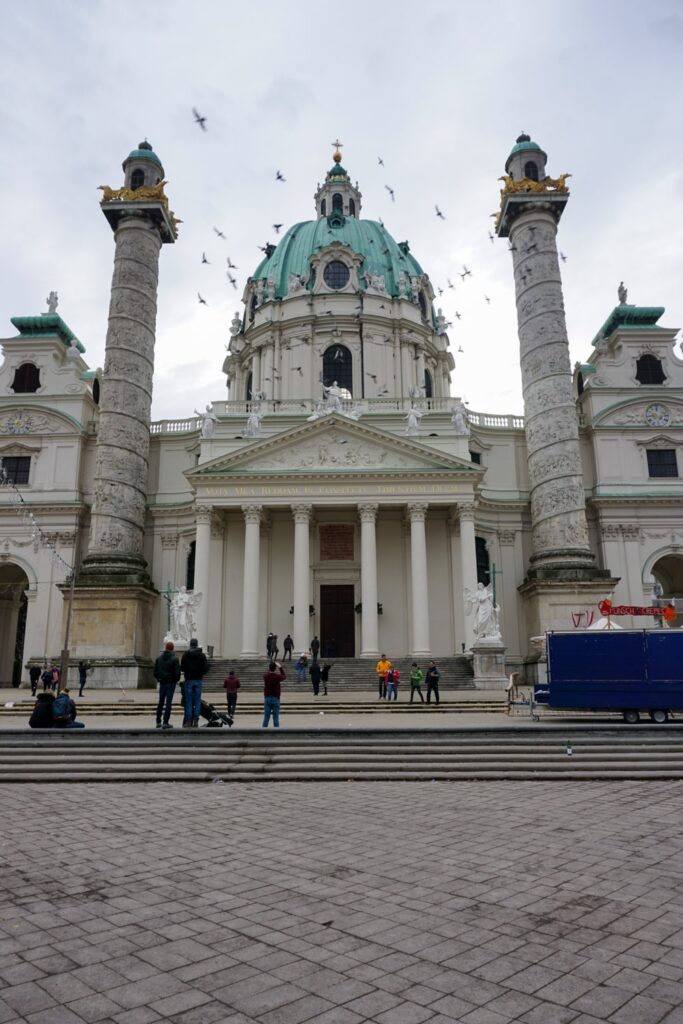 Wenen bezoeken in 3 dagen: tips en dagindeling voor een geweldige citytrip | Oostenrijk Karlskirche in Wenen