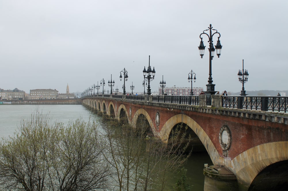 Bordeaux bezienswaardigheden: 15 tips voor een leuke stedentrip | Frankrijk Pont de Pierre over de Garonne in Bordeaux