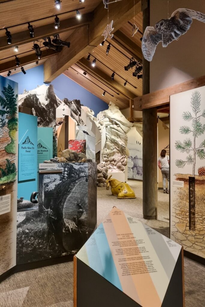 North Cascades National Park bezoeken: praktische tips en mooie wandelingen | Amerika, Noordwesten Bezoekerscentrum North Cascades National Park in Newhalem