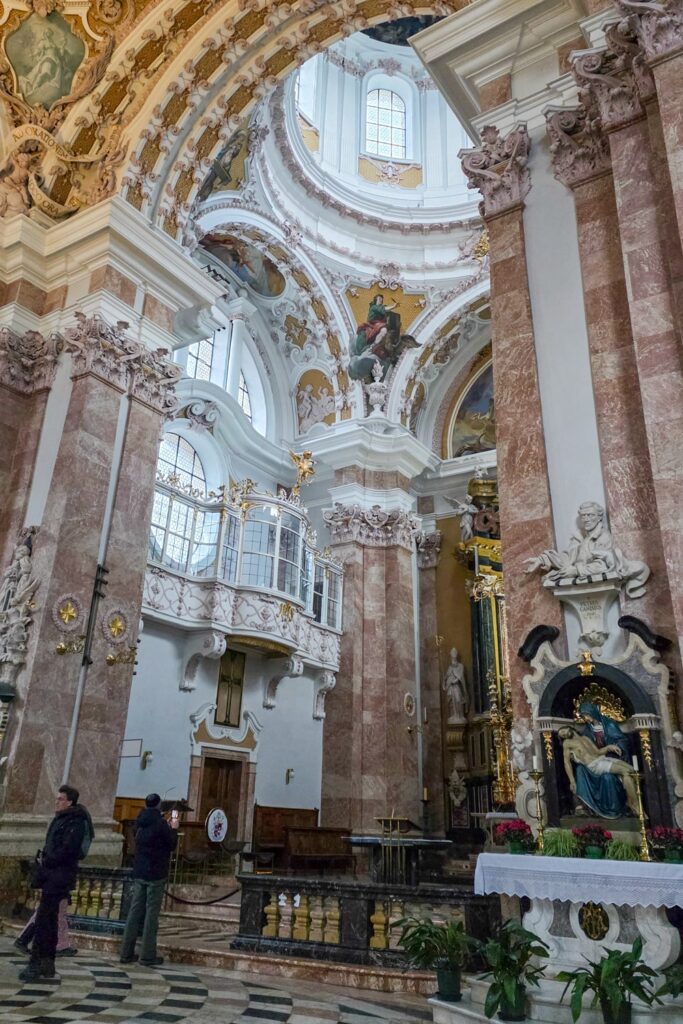 16 Innsbruck bezienswaardigheden die je niet mag missen | Oostenrijk Dom St. Jakob in Innsbruck