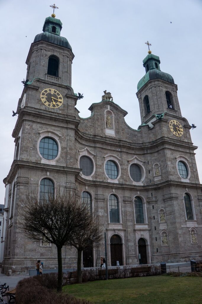 16 Innsbruck bezienswaardigheden die je niet mag missen | Oostenrijk Dom St. Jakob in Innsbruck