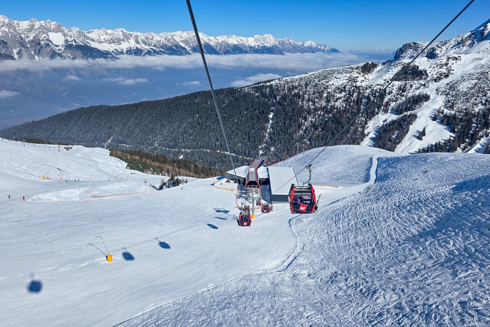 Eerste keer op wintersport: mijn ervaring & tips | Oostenrijk, Praktische reistips Genieten van de mooie uitzichten in de bergen