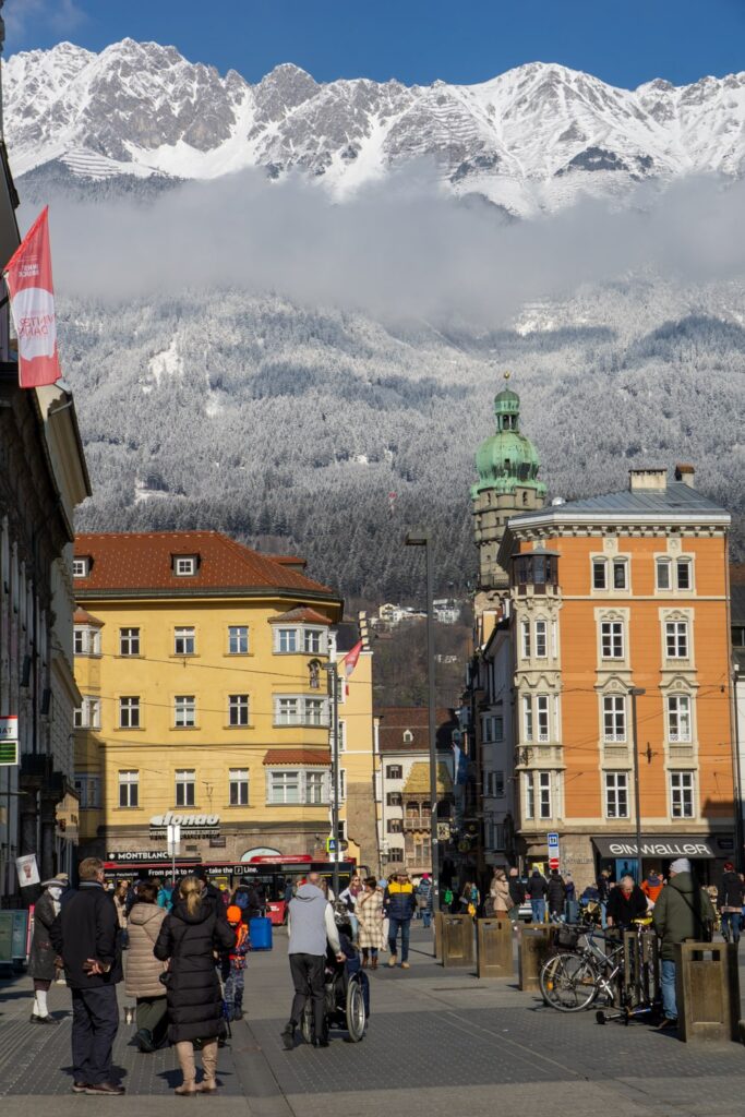 16 Innsbruck bezienswaardigheden die je niet mag missen | Oostenrijk Maria-Theresien-Straße in Innsbruck