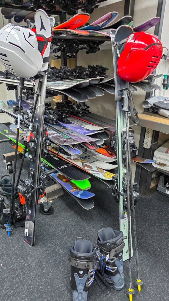 Eerste keer op wintersport: mijn ervaring & tips | Oostenrijk, Praktische reistips Skispullen huren in Innsbruck