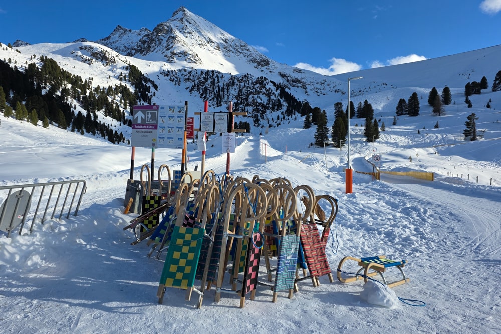 Eerste keer op wintersport: mijn ervaring & tips | Oostenrijk, Praktische reistips Sleeen onderaan de rodelbaan