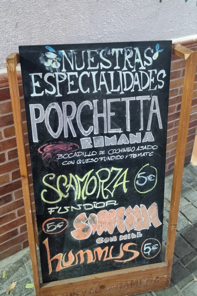 Spaanstalig bord bij een restaurant in Valencia