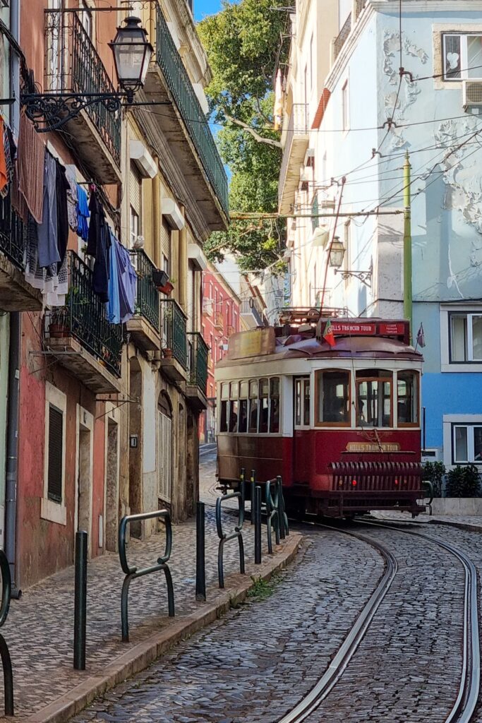 Porto of Lissabon: welke Portugese stad past het beste bij jou? | Portugal Oude tram in Alfama - Lissabon