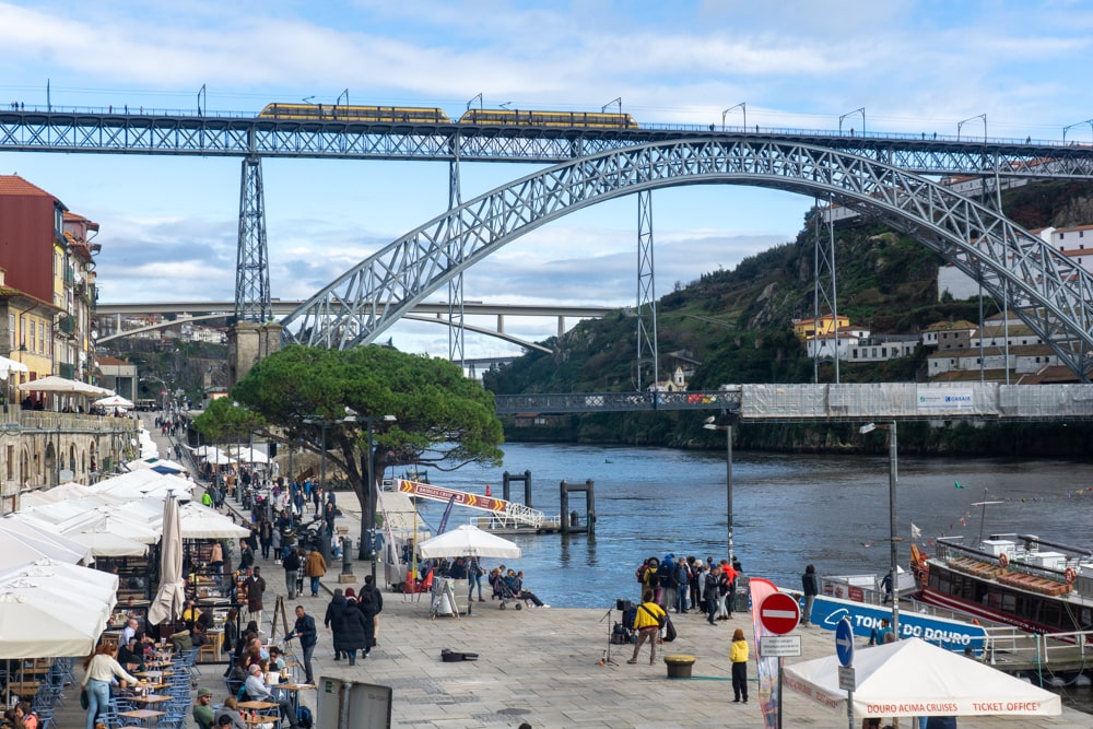 Porto of Lissabon: welke Portugese stad past het beste bij jou? | Portugal Porto - terrasjes langs de kade van de Douro