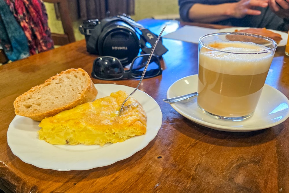Camino Francés kosten: wat ik uitgaf tijdens mijn wandeltocht | Praktische reistips, Spanje Tortilla en cafe con leche