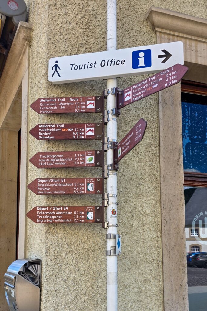 12 Echternach bezienswaardigheden: ontdek het oudste stadje van Luxemburg | Luxemburg Bord met de vele wandelroutes in Echternach