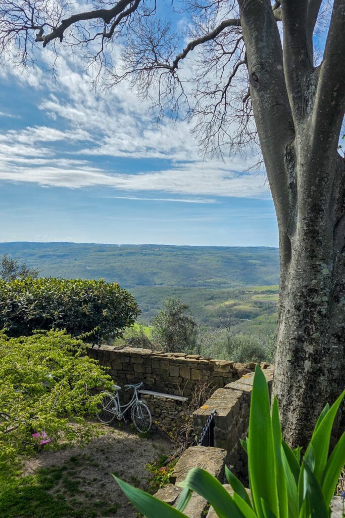 Wat te doen in Novigrad: 15 leuke bezienswaardigheden & dagtrips | Kroatië Groznjan in Istrie