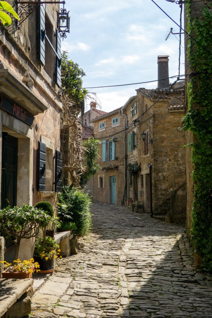 Wat te doen in Novigrad: 15 leuke bezienswaardigheden & dagtrips | Kroatië Groznjan in Istrie