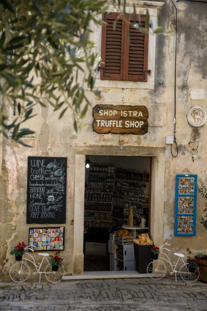 Wat te doen in Novigrad: 15 leuke bezienswaardigheden & dagtrips | Kroatië Groznjan in Istrie