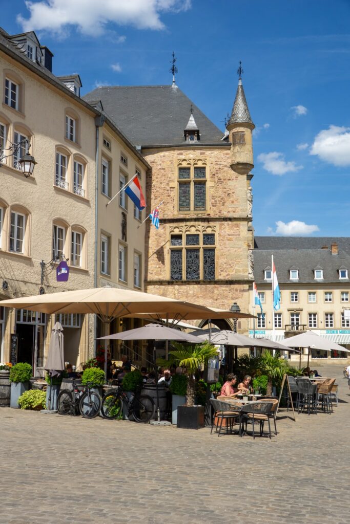 12 Echternach bezienswaardigheden: ontdek het oudste stadje van Luxemburg | Luxemburg Place du Marché in Echternach