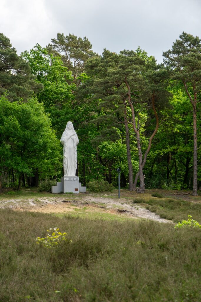 Groot Mariabeeld bij toegangspoort Lieteberg