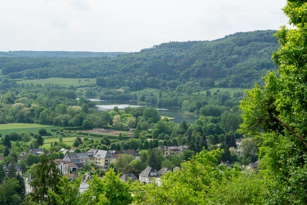 12 Echternach bezienswaardigheden: ontdek het oudste stadje van Luxemburg | Luxemburg Uitzicht op de Romeinse villa en het Meer van Echternach