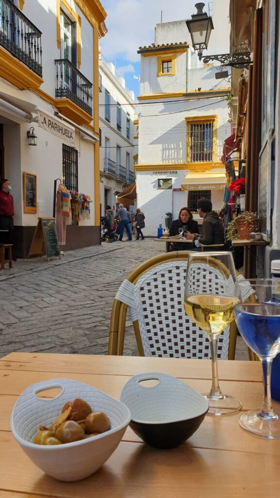 Tapas in de gezellige straten van Sevilla