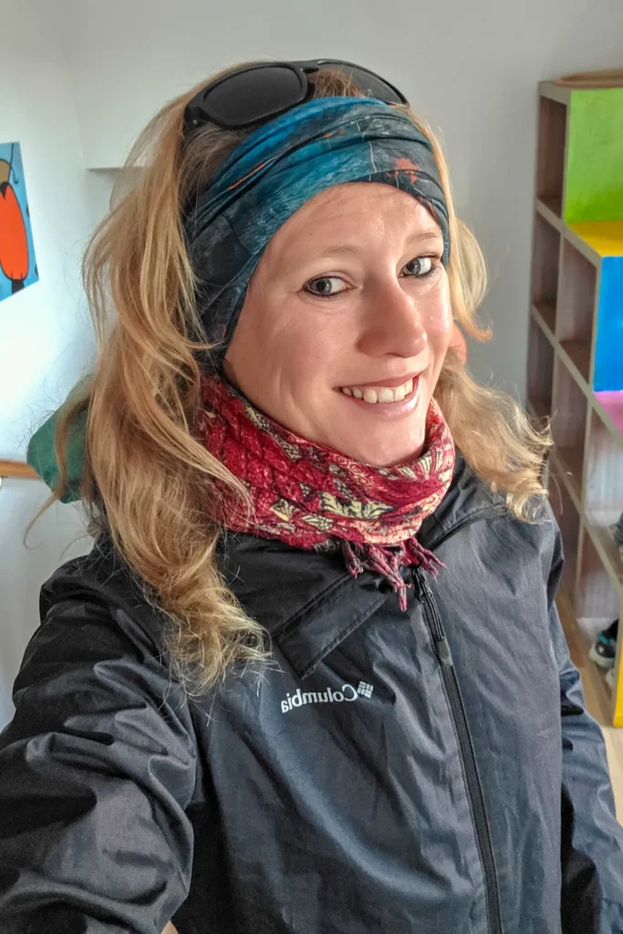 Goed ingepakt met regenjas, sjaal en buff