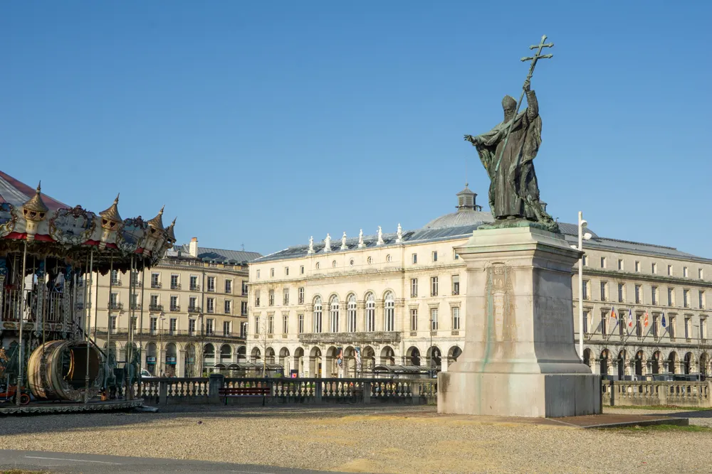 15 Bayonne bezienswaardigheden & tips voor leuke dagtrips | Frankrijk Stadhuis van Bayonne
