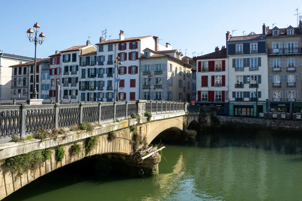 15 Bayonne bezienswaardigheden & tips voor leuke dagtrips | Frankrijk Vakwerkhuizen langs de Nive