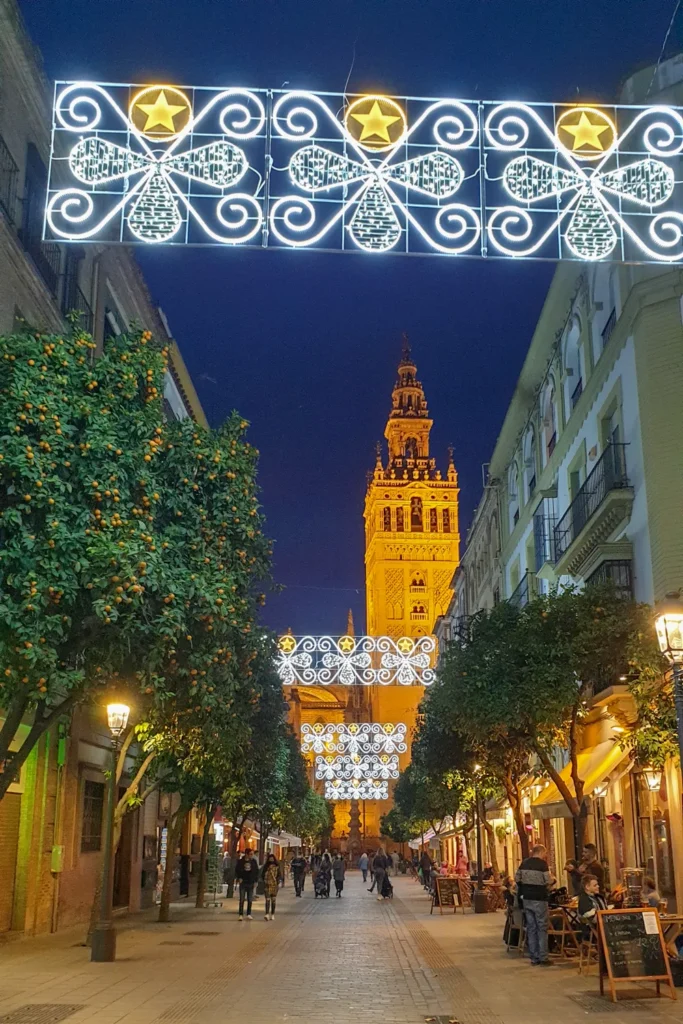 Mooi verlichte straat met kerst in Sevilla