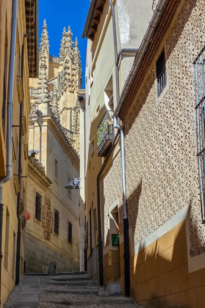 15 Segovia bezienswaardigheden die je niet mag missen | Spanje Barrio Judio in Segovia