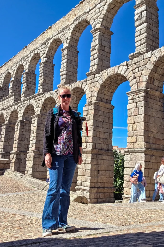 15 Segovia bezienswaardigheden die je niet mag missen | Spanje Co voor het aquaduct in Segovia