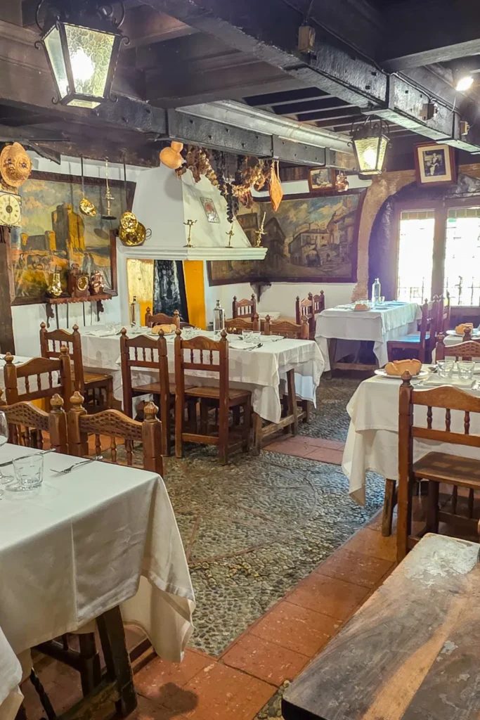 15 Segovia bezienswaardigheden die je niet mag missen | Spanje Eten bij Meson de Candido