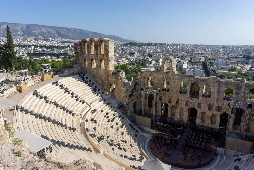 Akropolis bezoeken: tips voor je stedentrip Athene | Griekenland Het Odeon van Herodes Atticus in het Akropolis