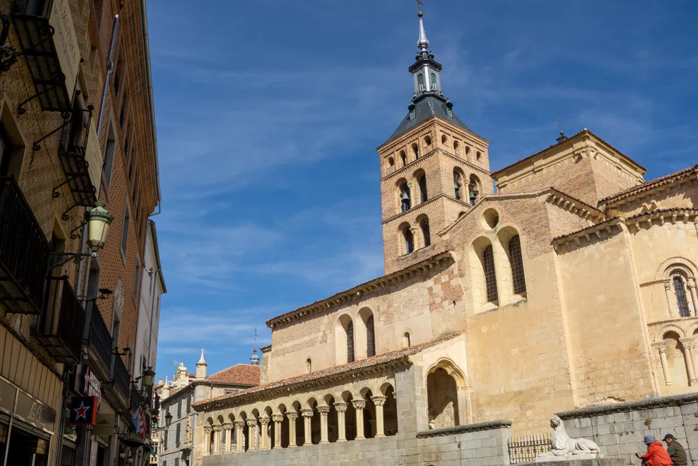 15 Segovia bezienswaardigheden die je niet mag missen | Spanje Iglesia de San Martín in Segovia
