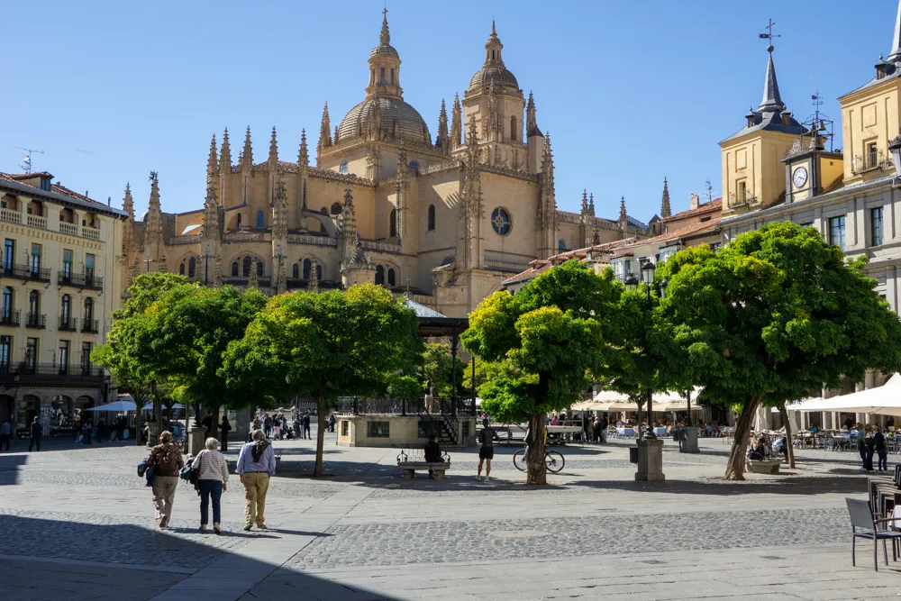 15 Segovia bezienswaardigheden die je niet mag missen | Spanje Plaza Mayor in Segovia