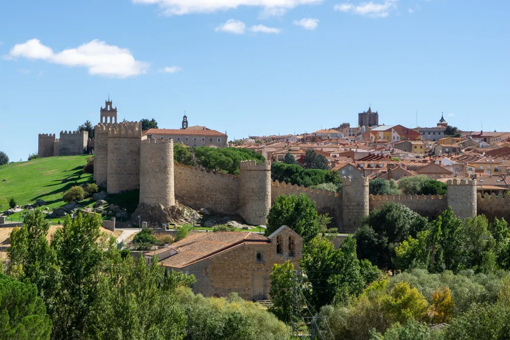 15 Segovia bezienswaardigheden die je niet mag missen | Spanje Uitzicht op de stadmuren van Avila