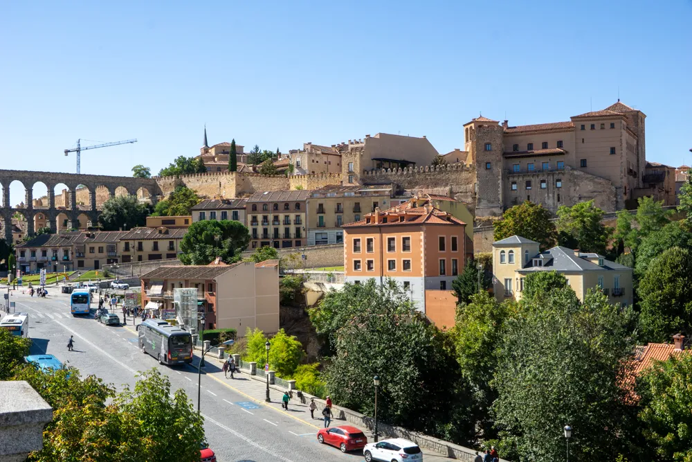 15 Segovia bezienswaardigheden die je niet mag missen | Spanje Uitzicht op de stadsmuren van Segovia